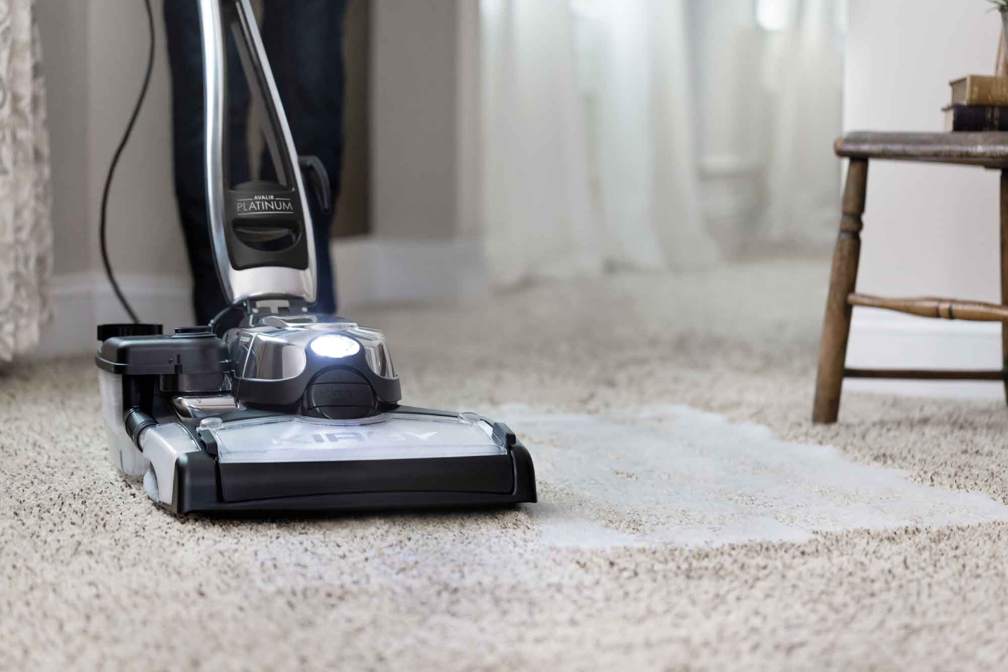 Kirby Avalir Platium shampooing a carpet